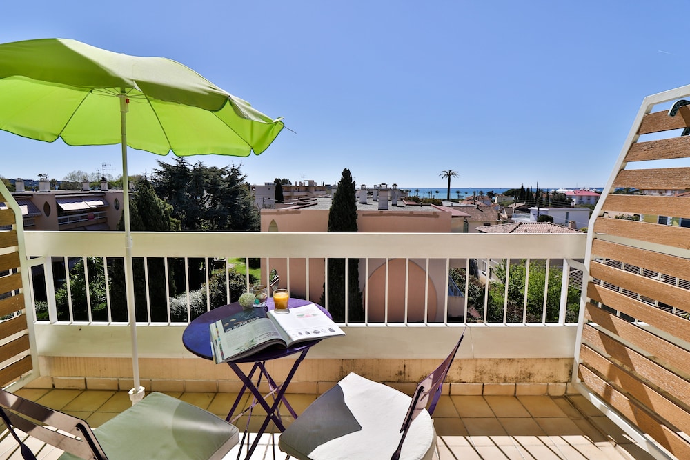 HOTEL DE LA MER 4/50