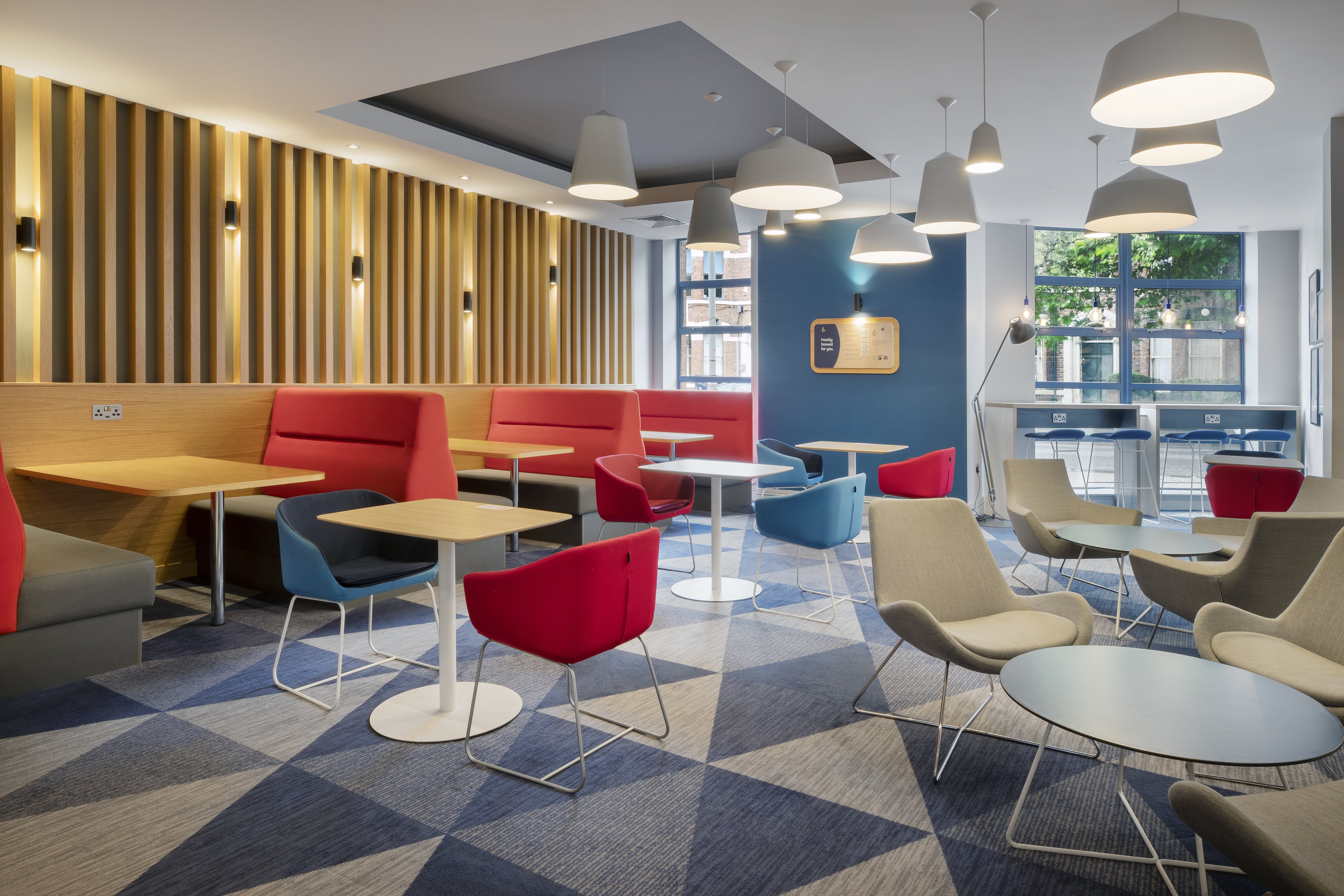 Holiday Inn Express Belfast City 24/50