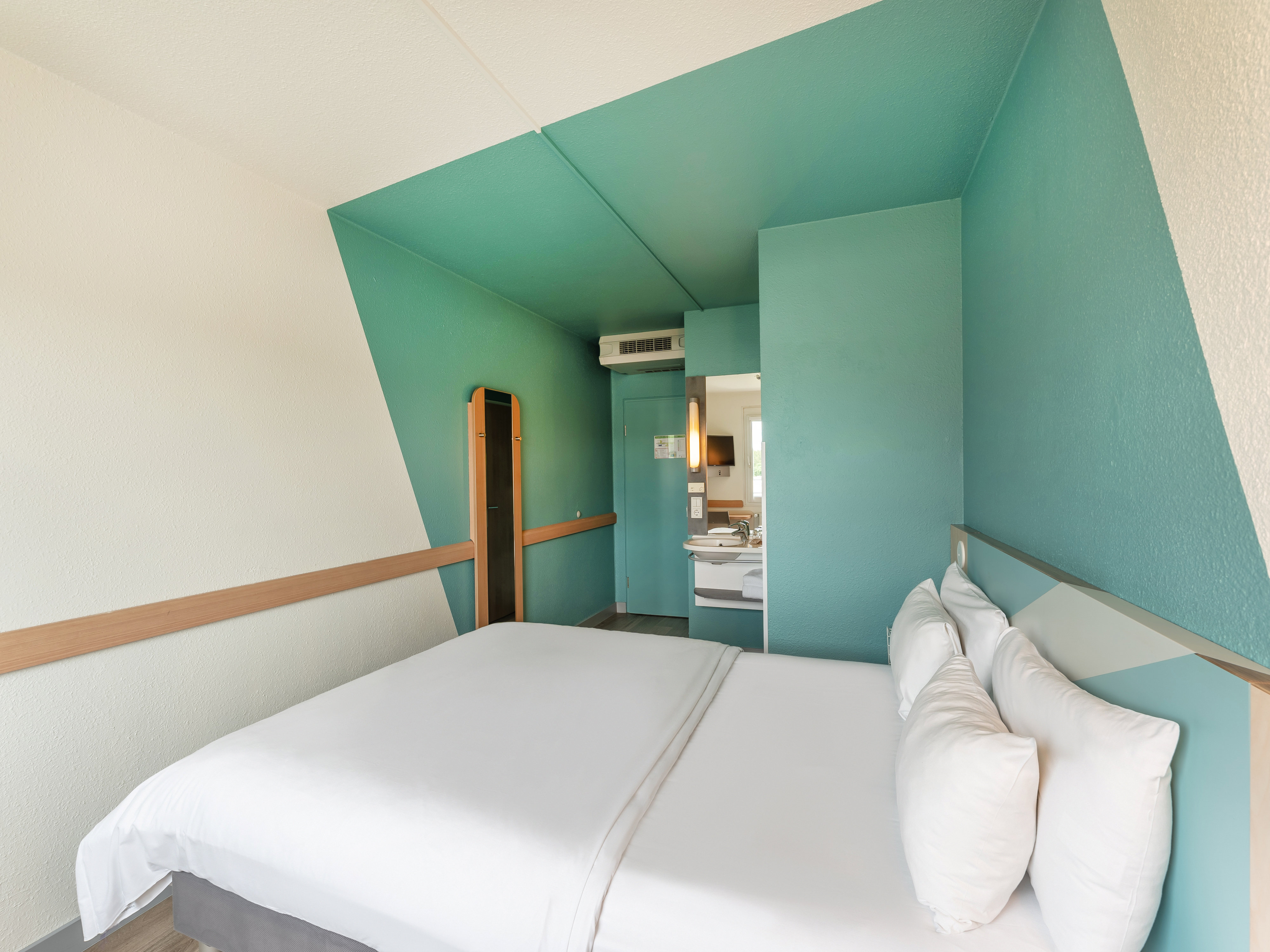 B&B HOTEL Freiburg-West 14/32