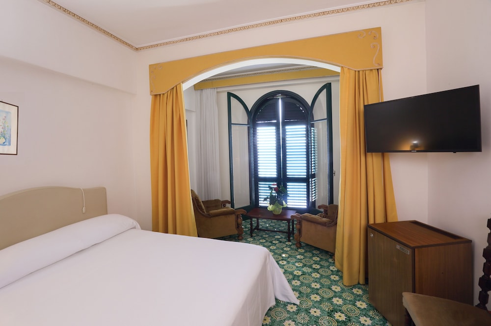 غرفة ثلاثية بسرير مزدوج وسرير فردي بإطلالة على البحر، Lido Mediterranee 3/10