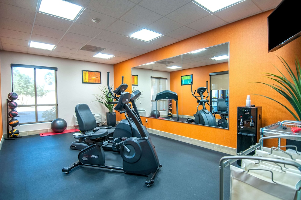 Days Inn & Suites by Wyndham San Antonio near Frost Bank Ctr 22/42