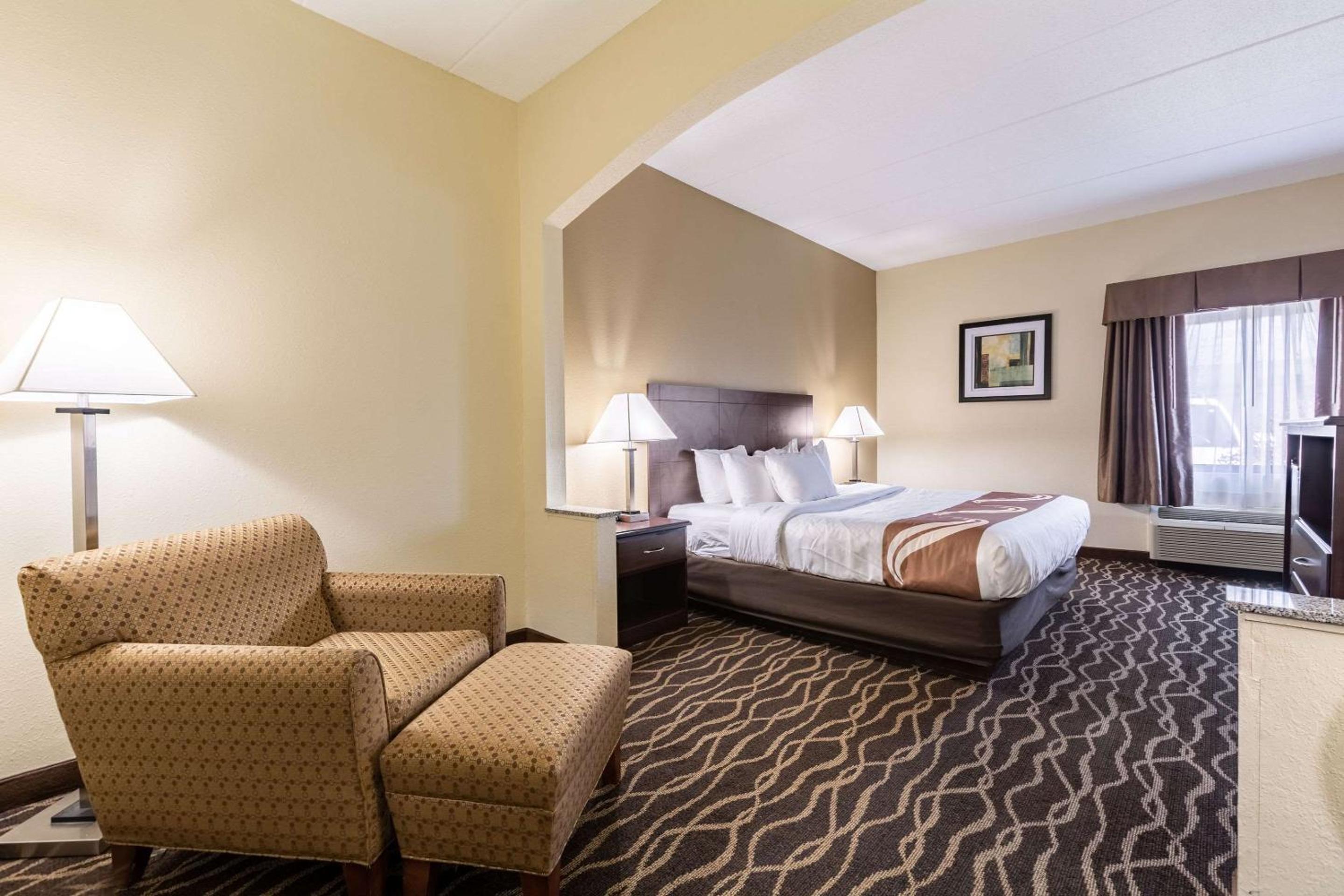 جناح بسرير كينج بجاكوزي، Quality Inn and Suites Southport 4/6