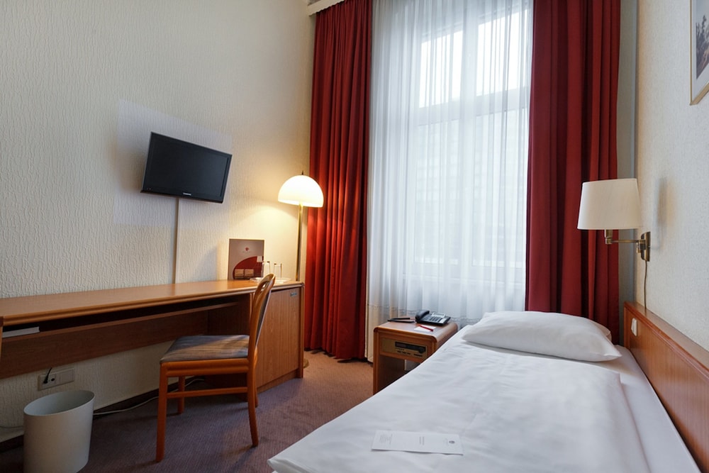 ROOM, SINGLE