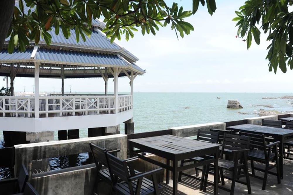 Bangsaen Villa Hotel 37/48