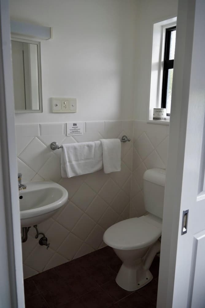 Motel, Deluxe, 1 Queen and 1 Single Bed، O'SHEA'S ROYAL HOTEL 4/5
