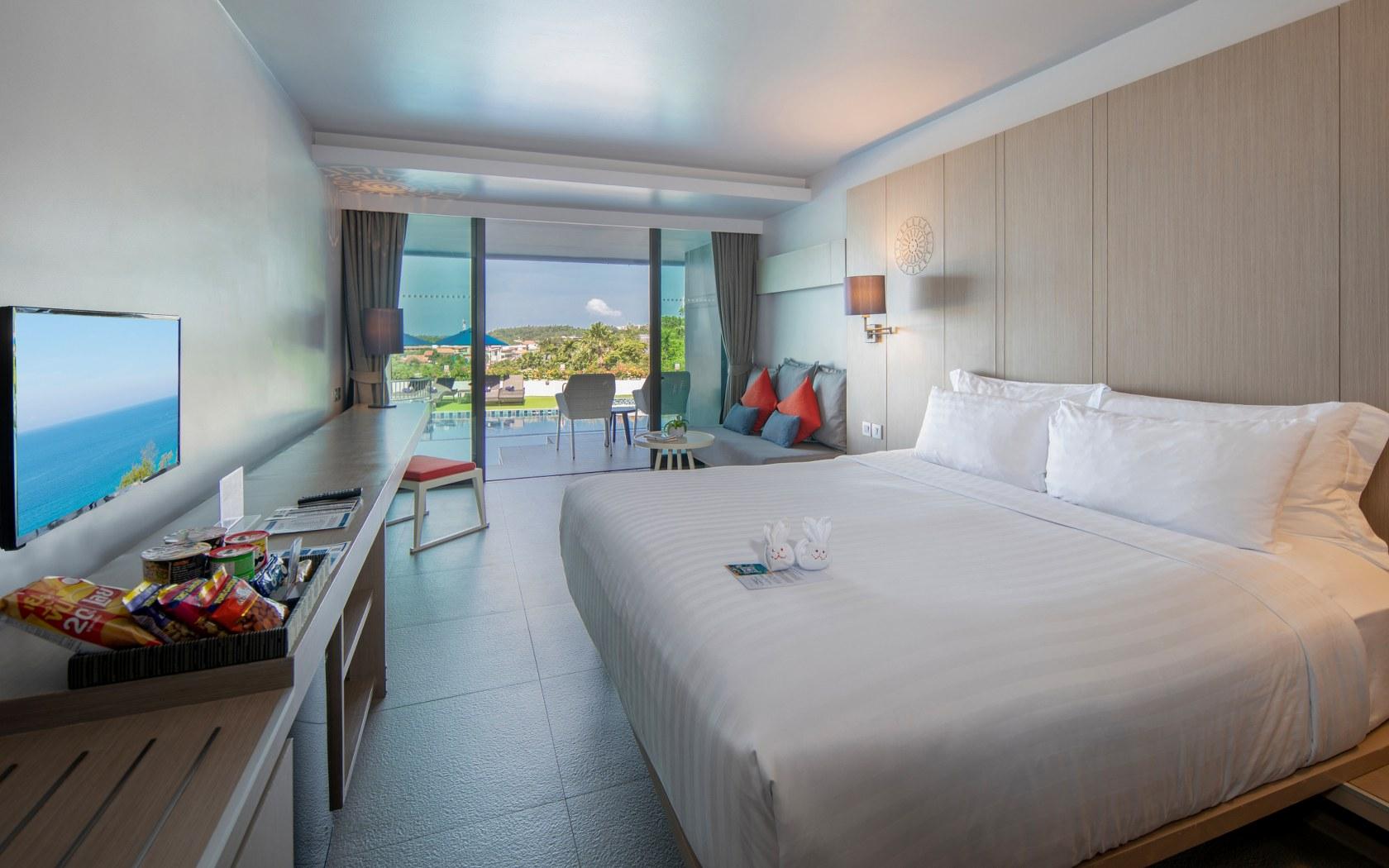 Deluxe, King Bed, Pool Access