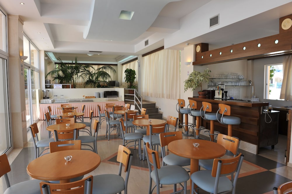Adonis Hotel 40/57