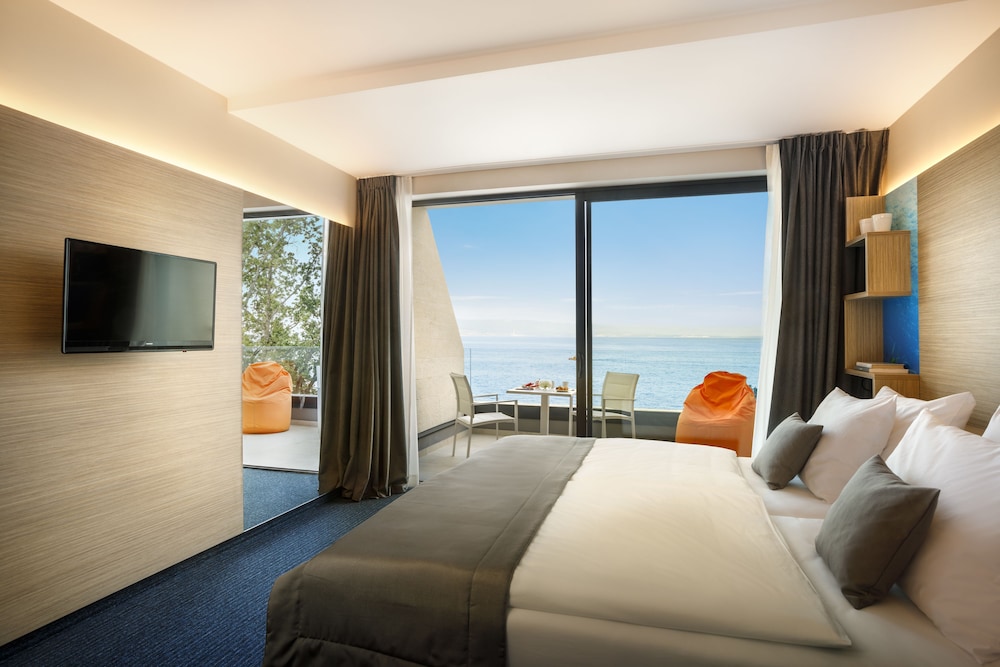 SUPERIOR, DOUBLE OR TWIN BED, SEA VIEW, BALCONY