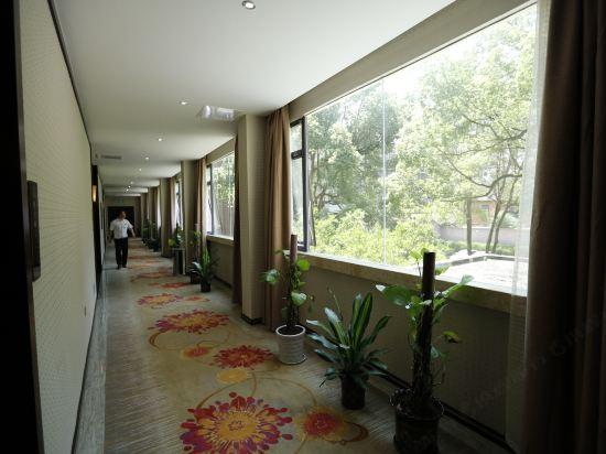 Huaqiao International Hotel 28/30