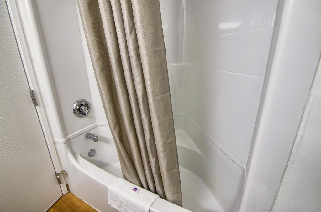 2 Full Beds - Mobility Accessible Tub، Motel6 Portsmouth, NH 7/8