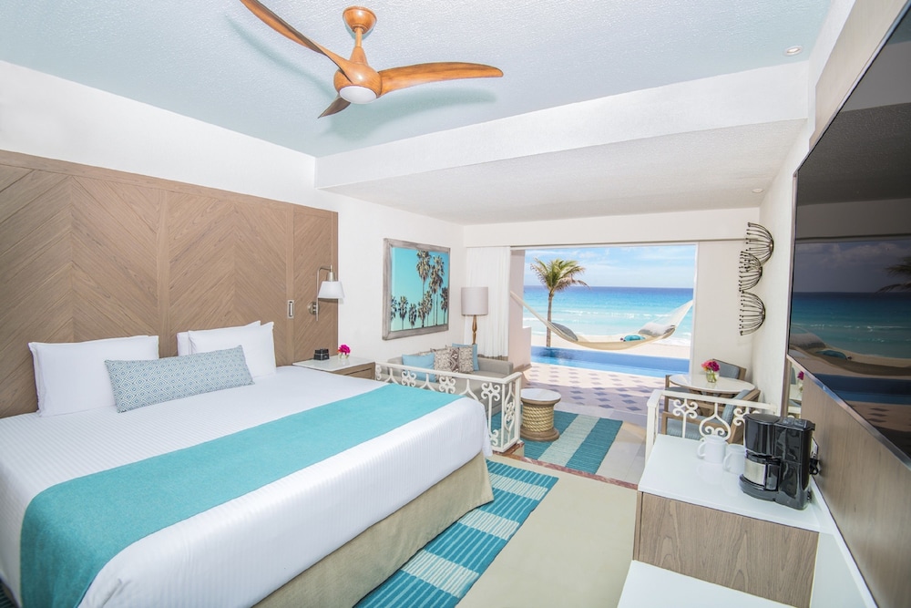 Swim Up, Junior Suite, King Bed, Beach Front