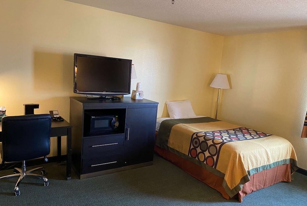 Super 8 by Wyndham Colby 22/42