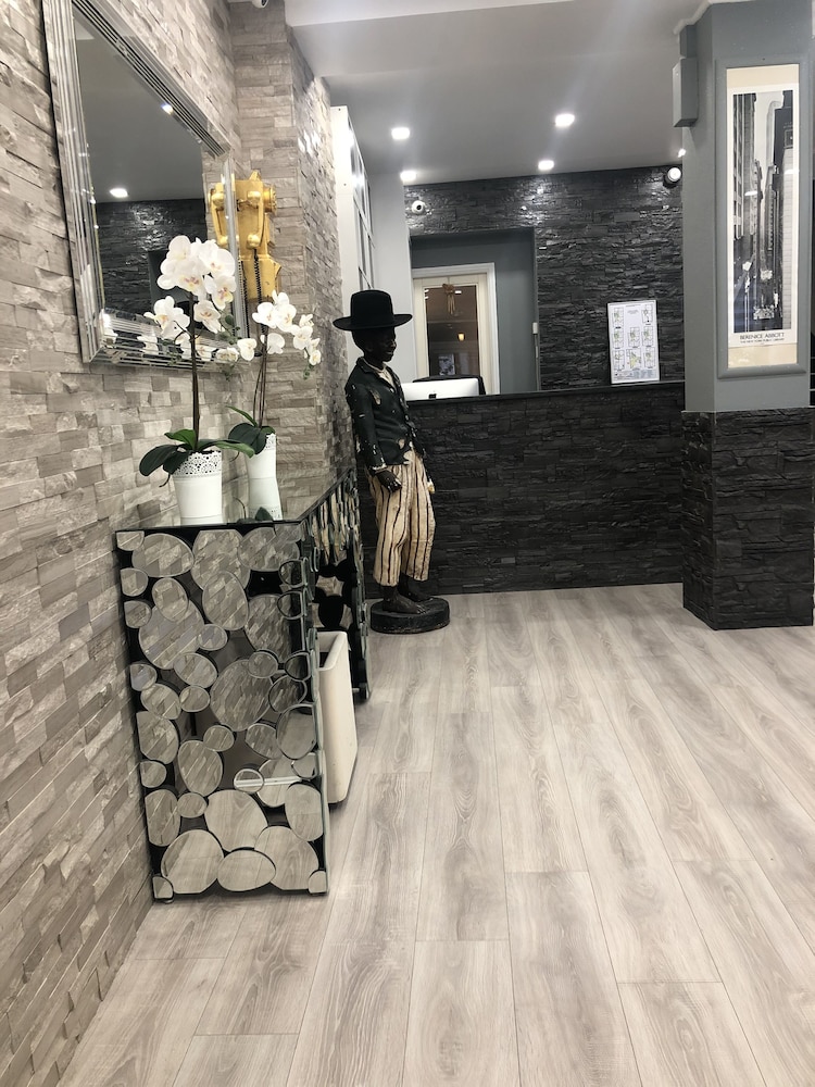 Hotel Clauzel 3/24