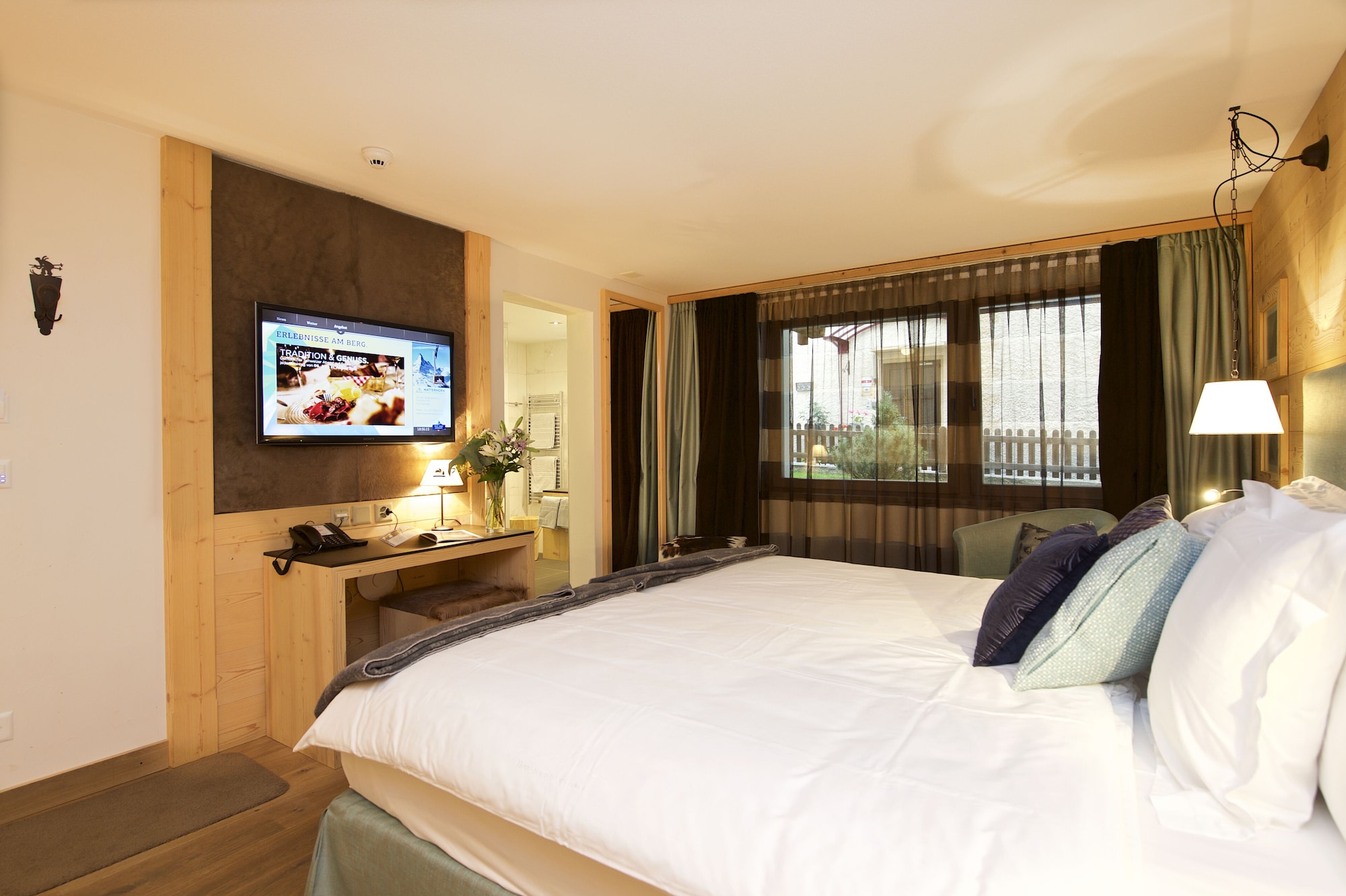 ROOM, DOUBLE BED