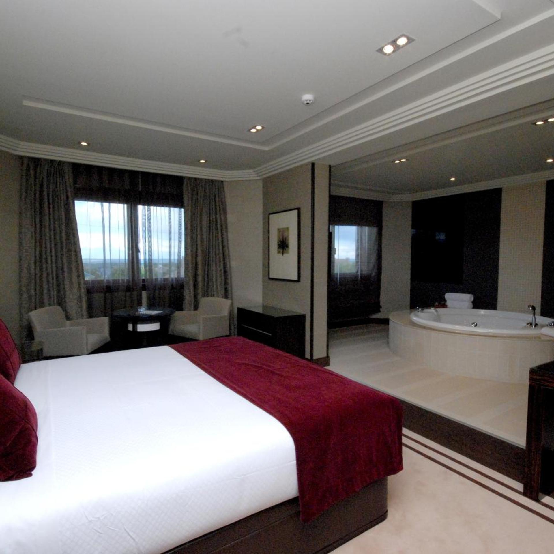 Suite, King Bed, Sauna, Hot Tub