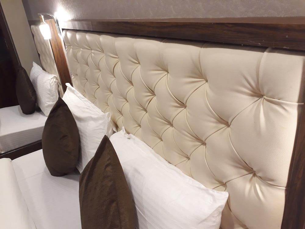 Fabhotel Garden Creek Residency Andheri 17/22