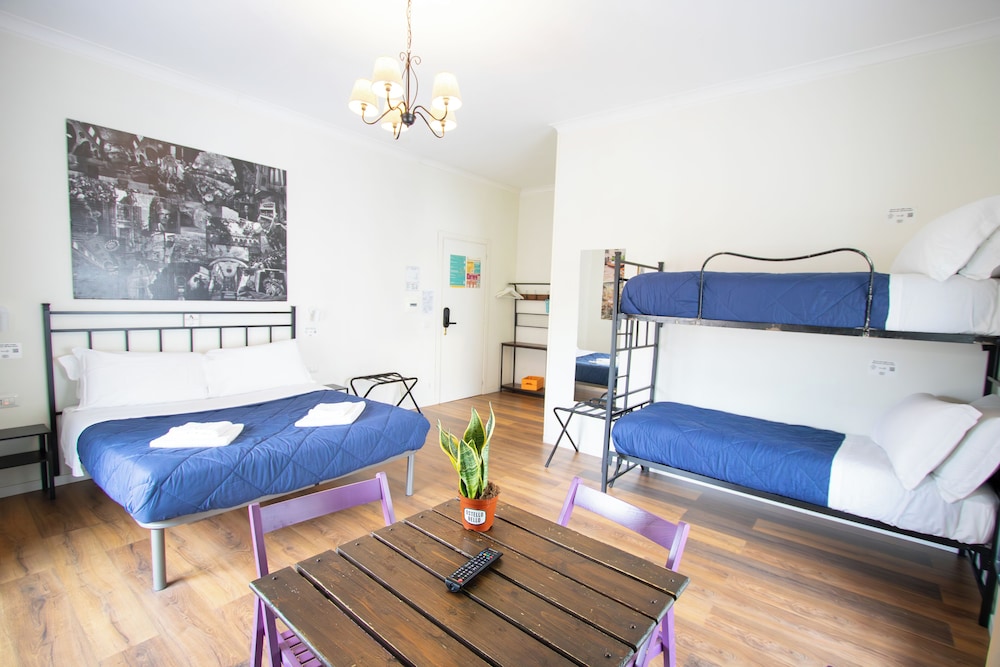 Economy, Quadruple, 1 Double and 2 Bunk Beds 3/7
