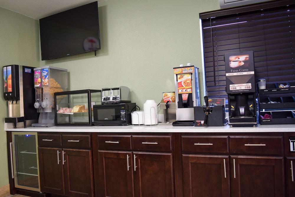 Super 8 by Wyndham Raleigh Downtown 17/26