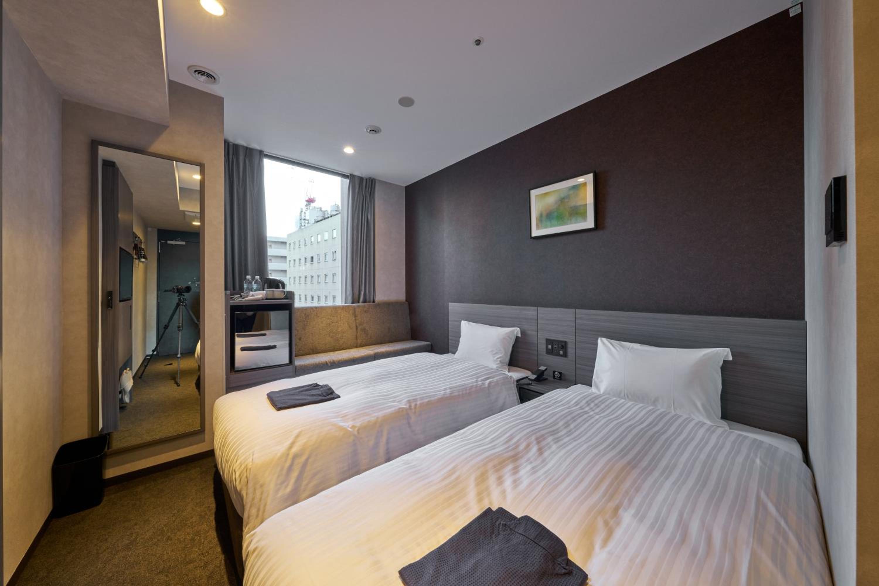 ROOM, TWIN BEDS