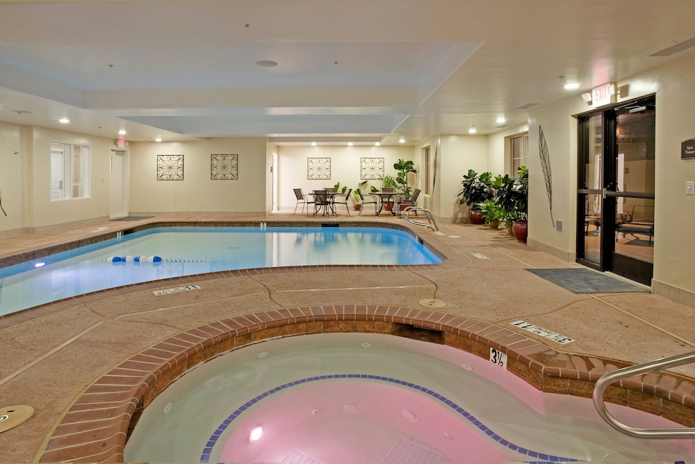 Holiday Inn Express & Suites Lathrop 6/61