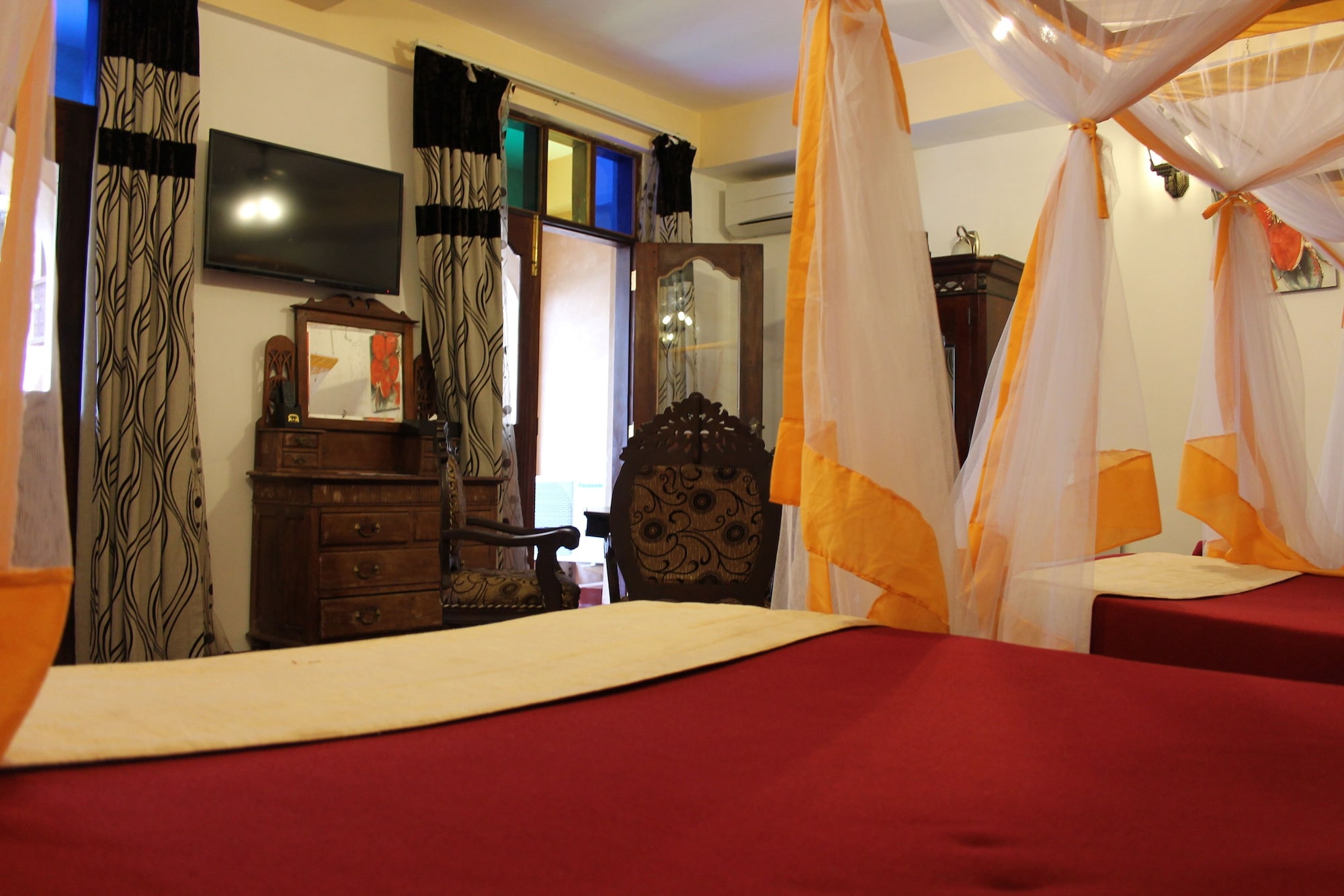 ROOM, TWIN BEDS, POOL VIEW