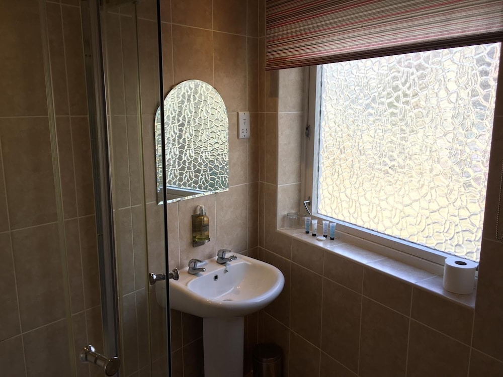 Queenswood Hotel 43/45