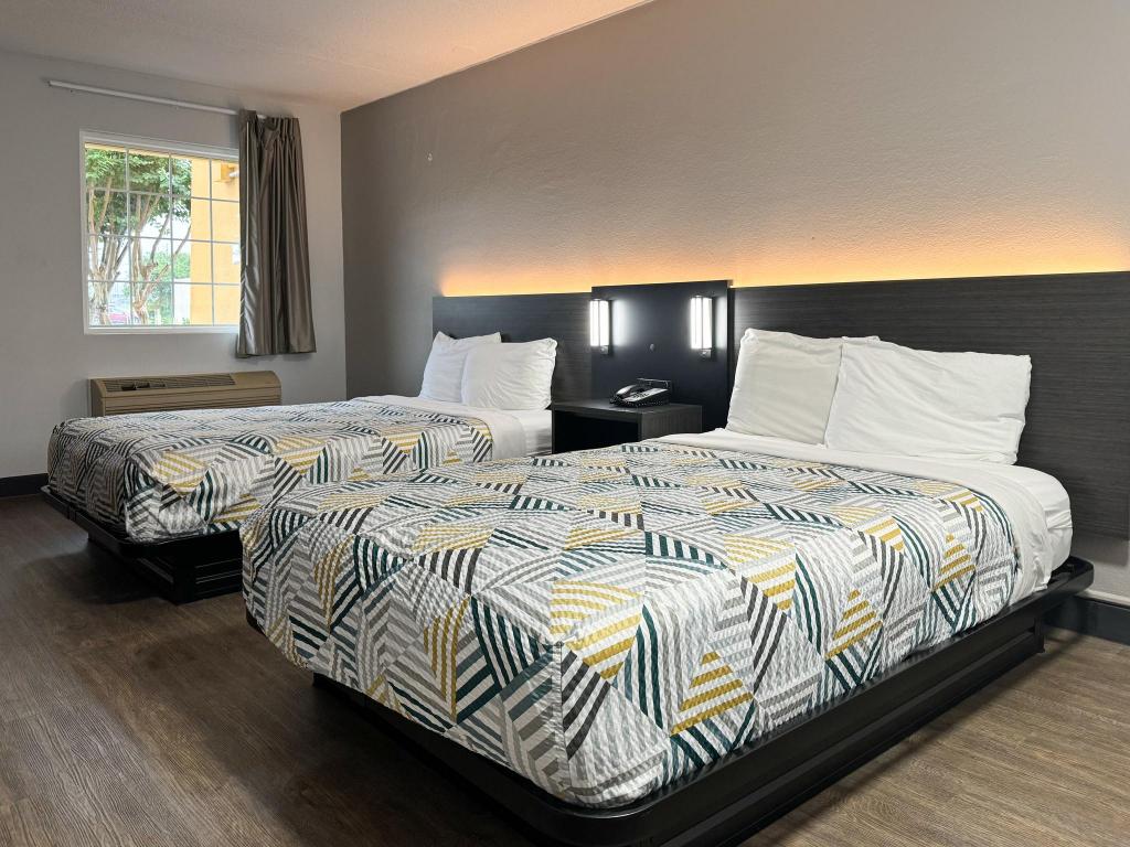 2 Full Beds - Non-Smoking, Micfridge
