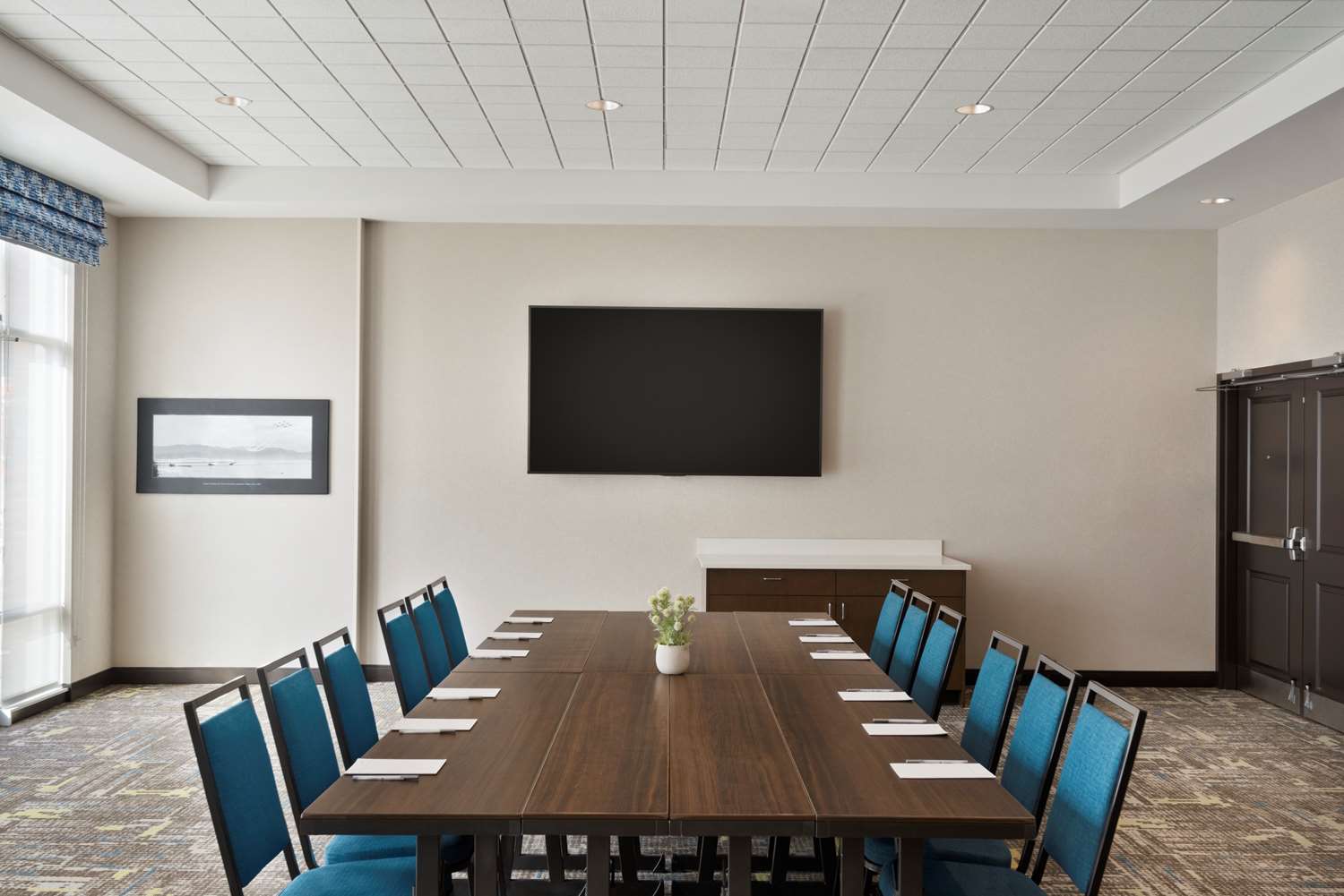 Hampton Inn & Suites by Hilton Kelowna Airport 12/21