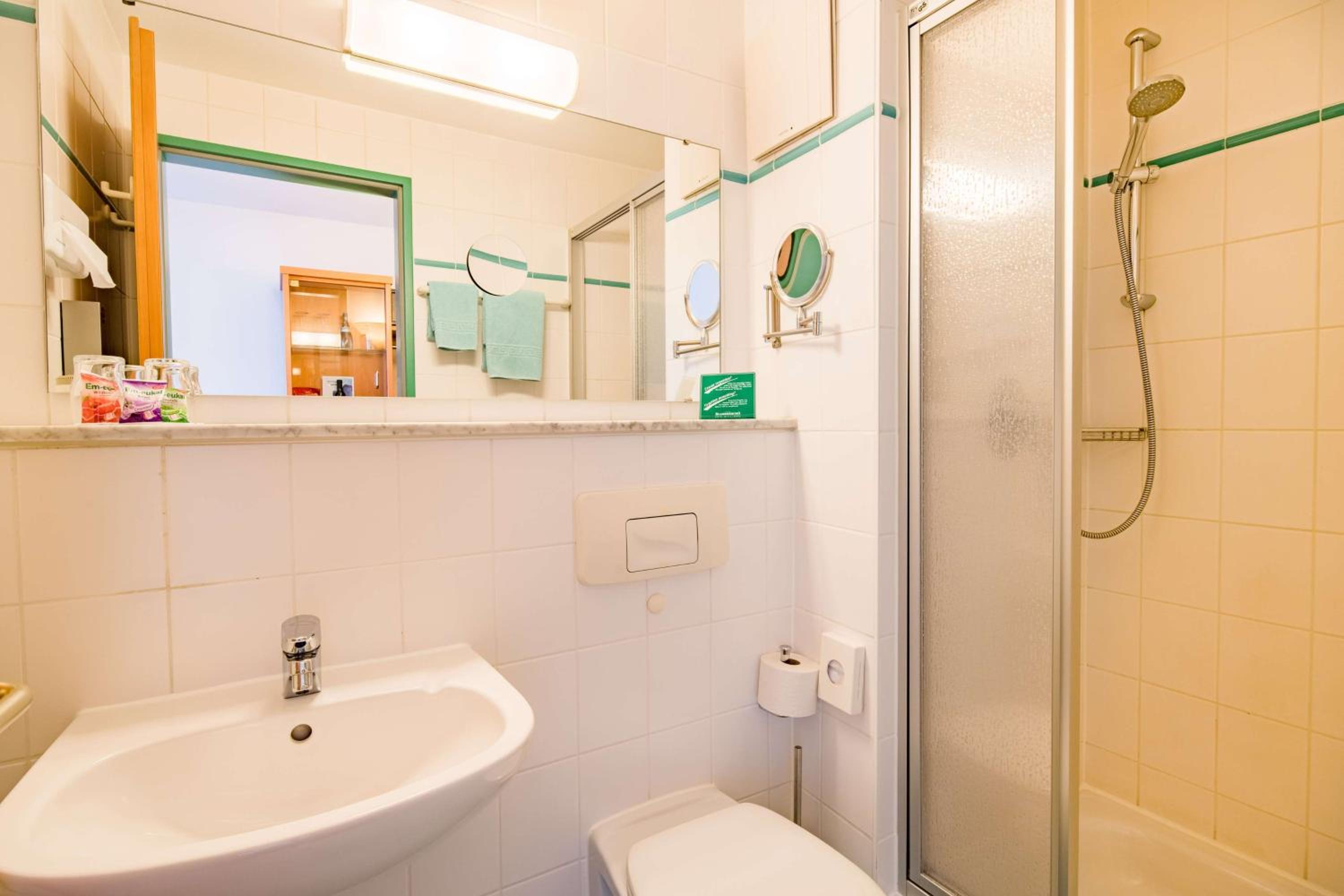 غرفة كومفورت رباعية بسرير كوين مع أريكة، Plaza Hotel Blankenburg Ditzingen Sure Hotel Collection 4/10