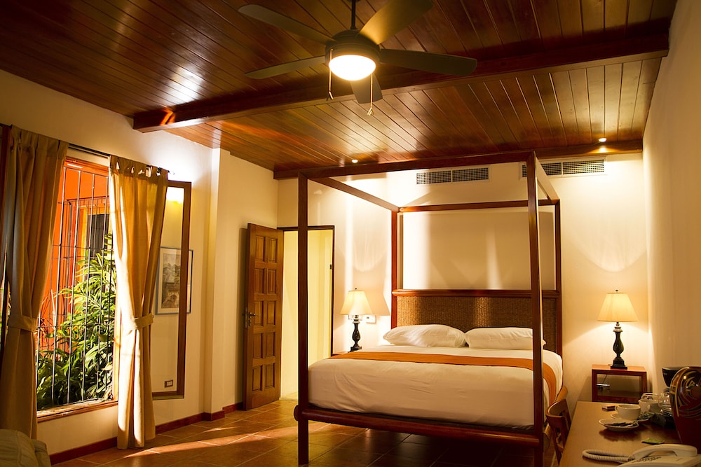 Estrada Hotel And Bistro 30/55