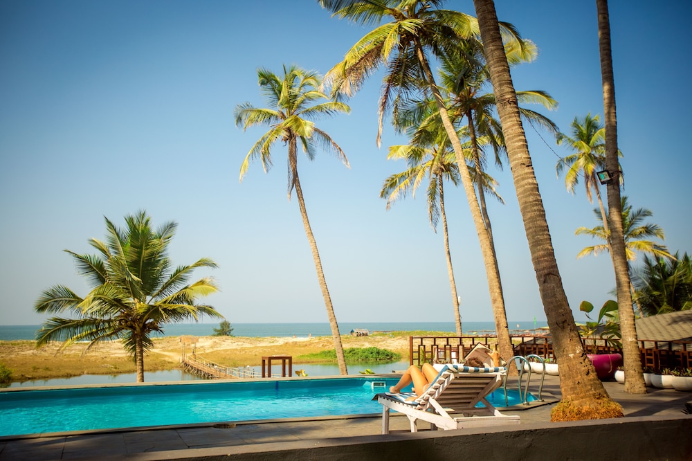 Riva Beach Resort 8/77