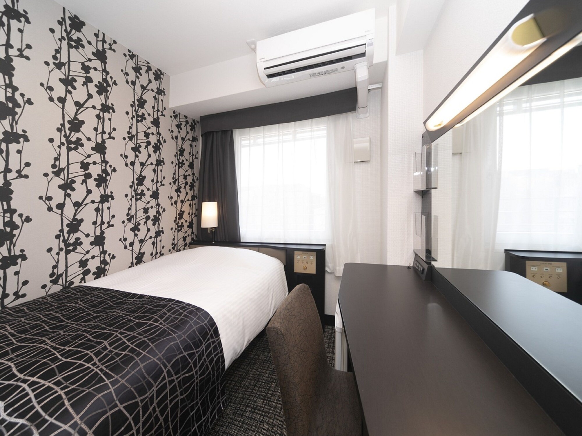 ROOM, SINGLE