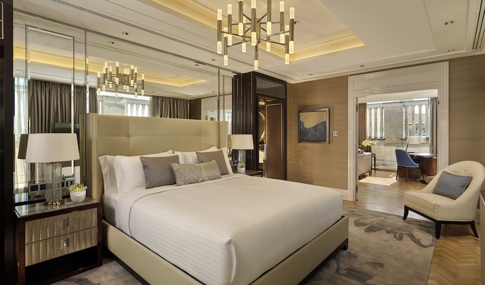 Chairman, Suite, 3 King Beds, 2 Sofa