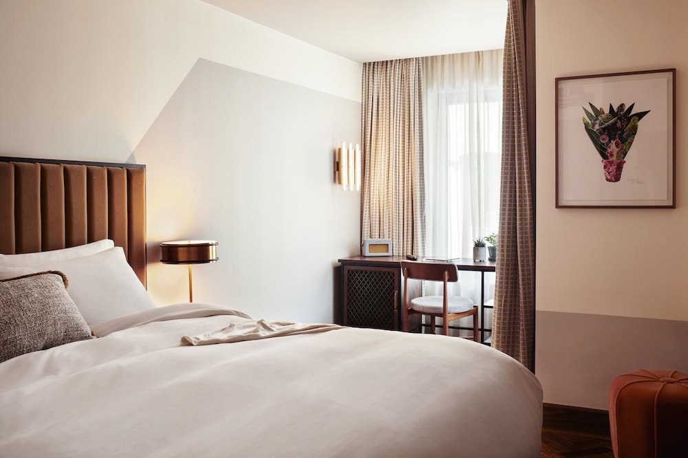 ROOMY, TWIN BEDS