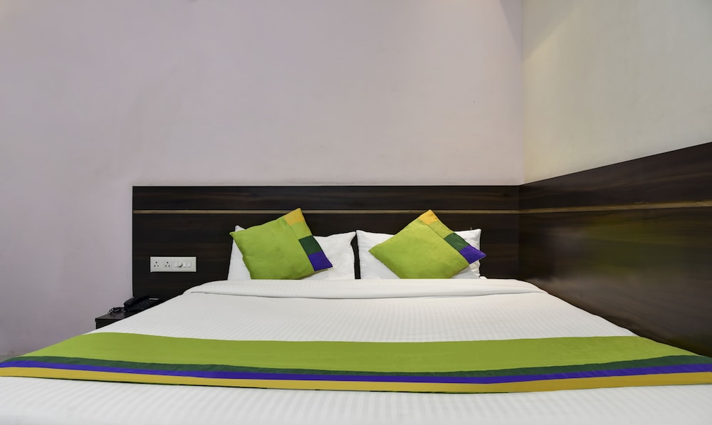 Oyo Rooms Sargam Cinemas 18/50