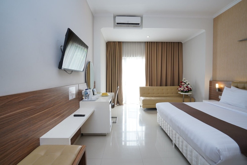 EXECUTIVE, BALCONY