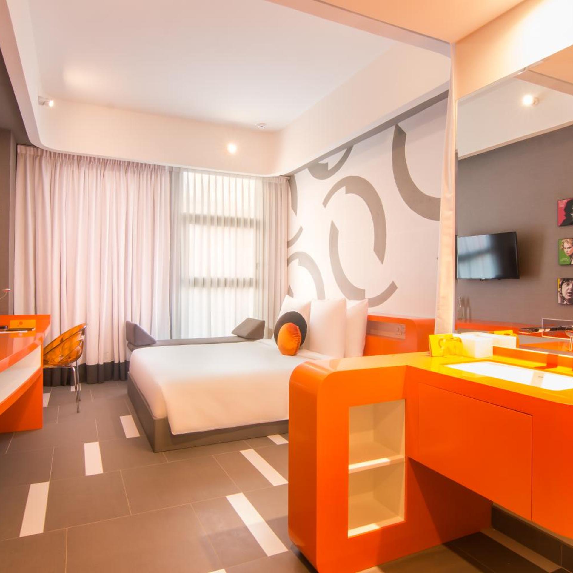 DELUXE, KING BED