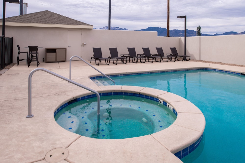 Holiday Inn Express Sierra Vista 5/76