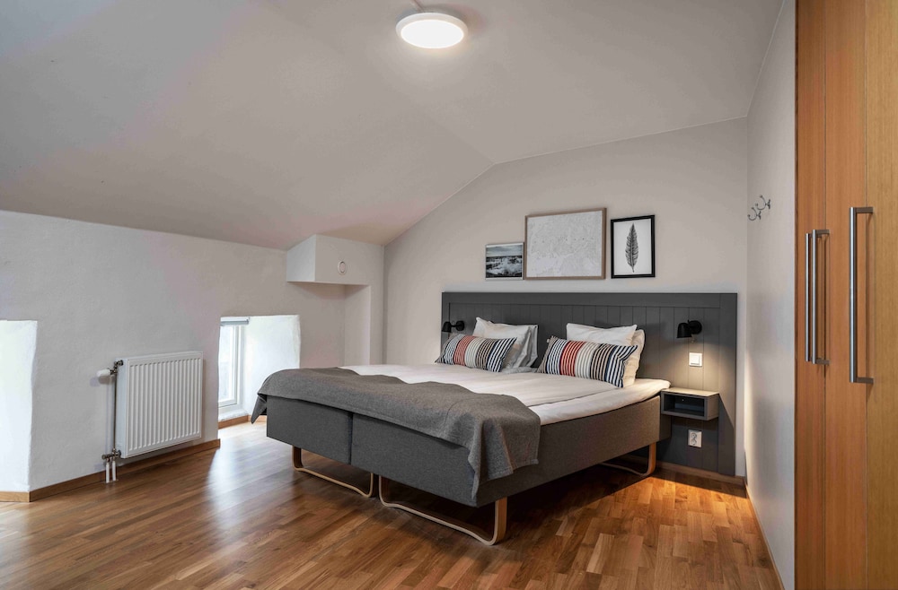 FAMILY, MULTIPLE BEDS