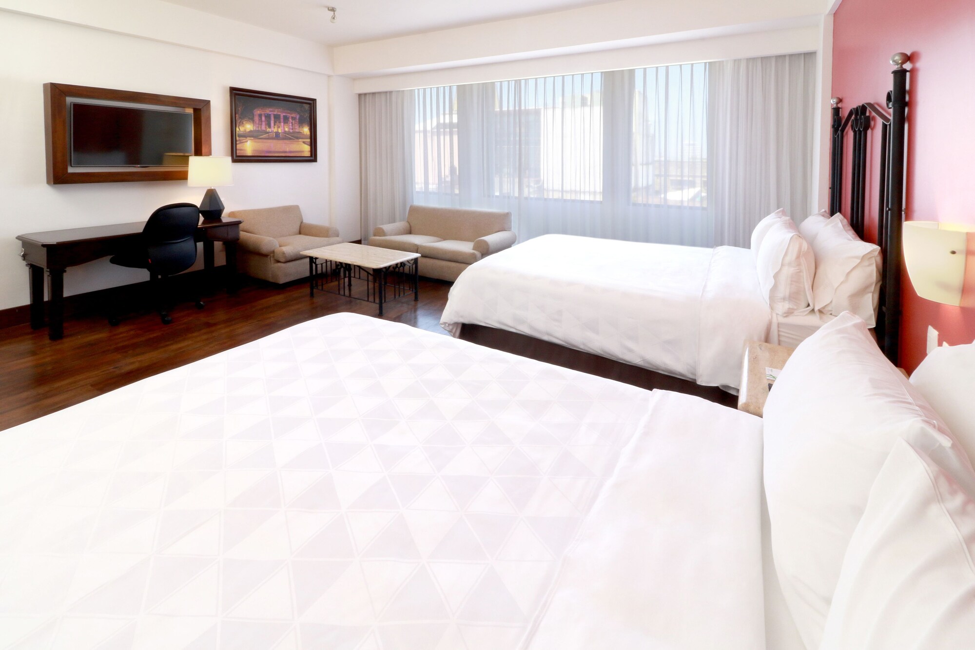 Suite, 2 Queen Beds, Jumeirah View، Holiday Inn & Suites Guadalajara Centro Historico 6/10