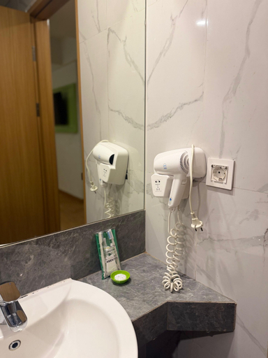 Happiness, Twin Beds، Maxone Hotel Jayapura 4/4