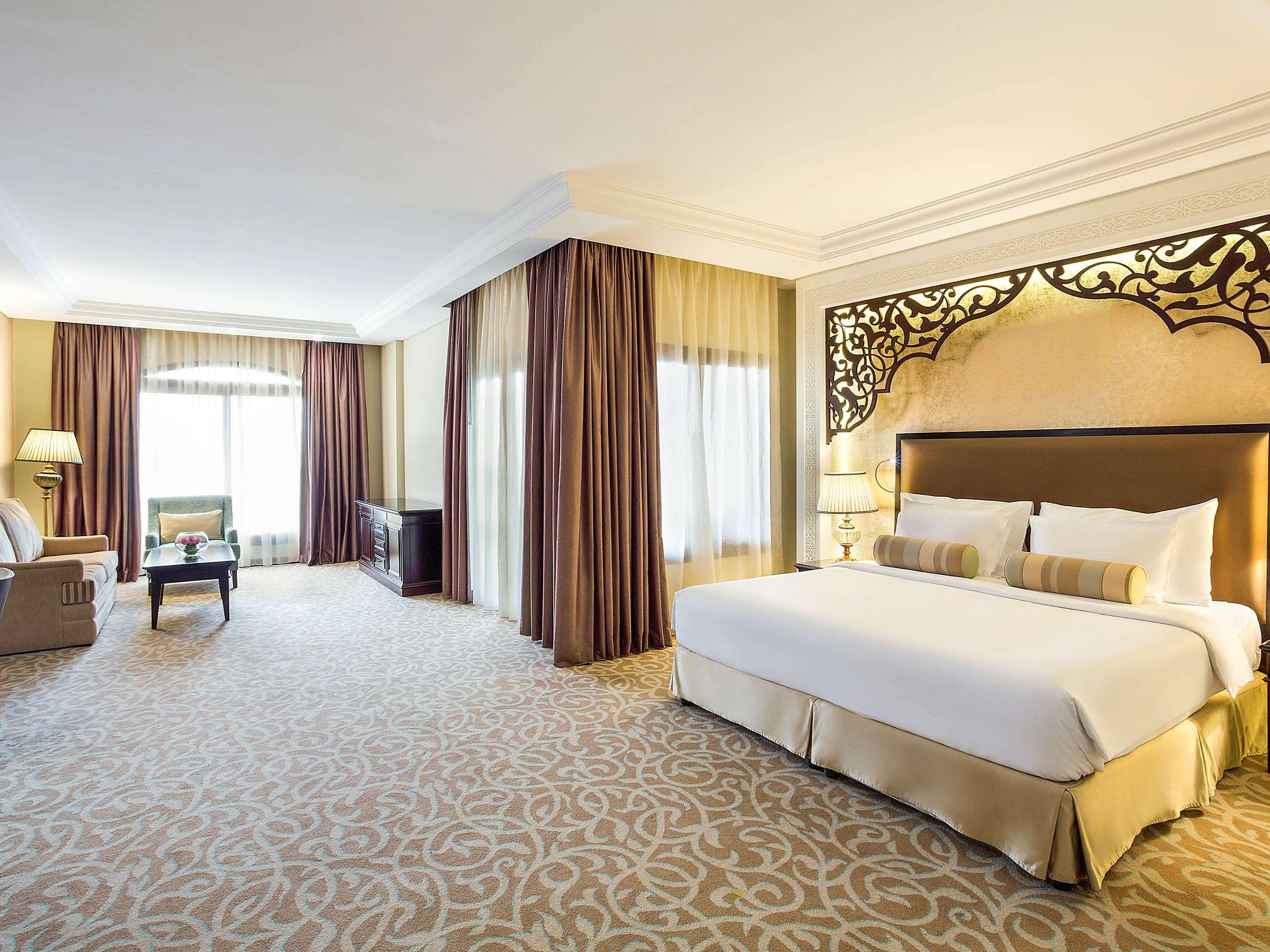 JUNIOR SUITE, KING BED, SOFA
