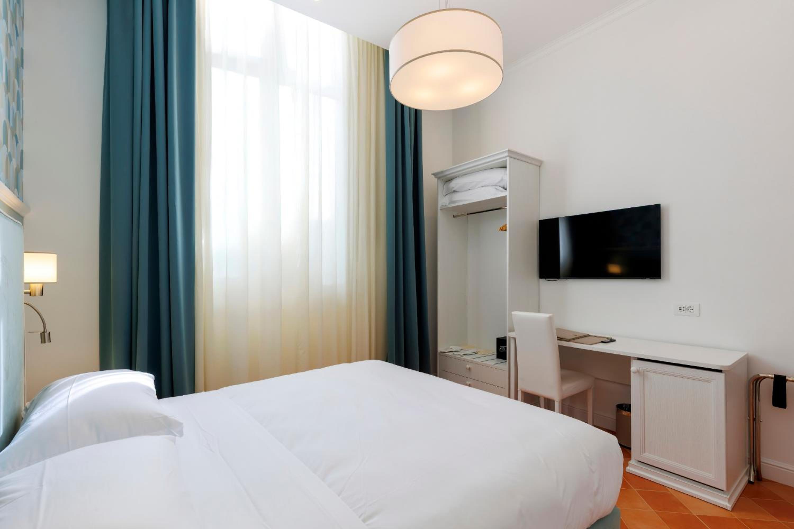 Economy, Queen Bed