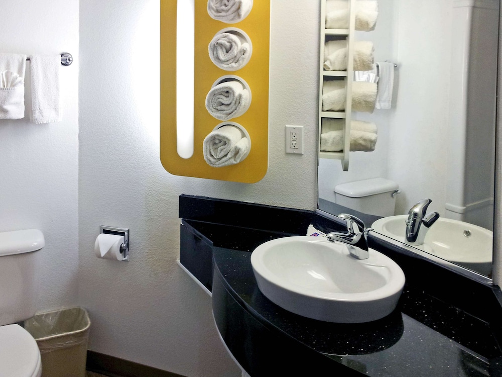 Motel6 Sinton, TX 47/51