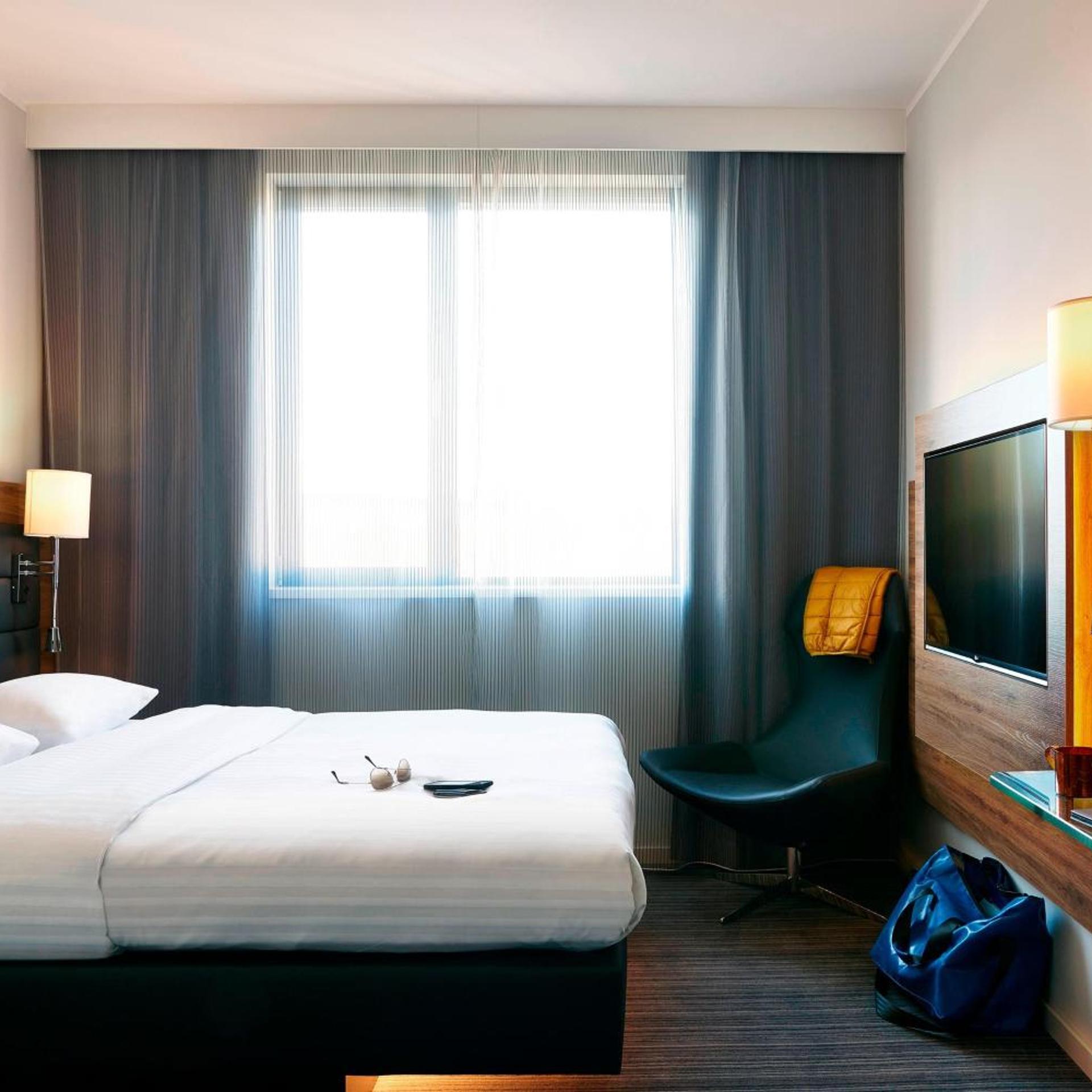 Moxy Sleeper, Guest Room, King Bed, Queen Bed