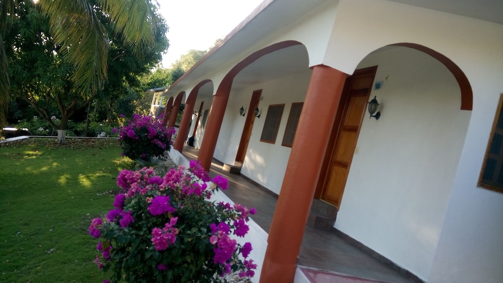Hotel &amp; Club Campestre Altos Paraiso 42/50