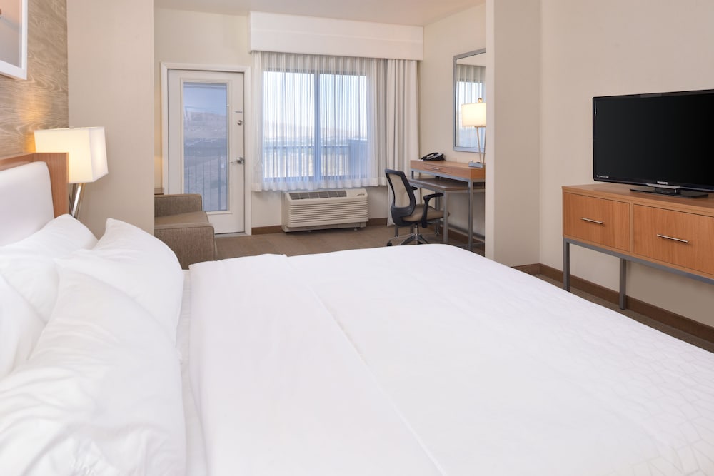 Holiday Inn Express Suites Pocatello 19/97