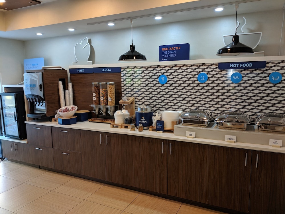 Holiday Inn Express Hotel Suites Charlotte Concord I 85 48/58