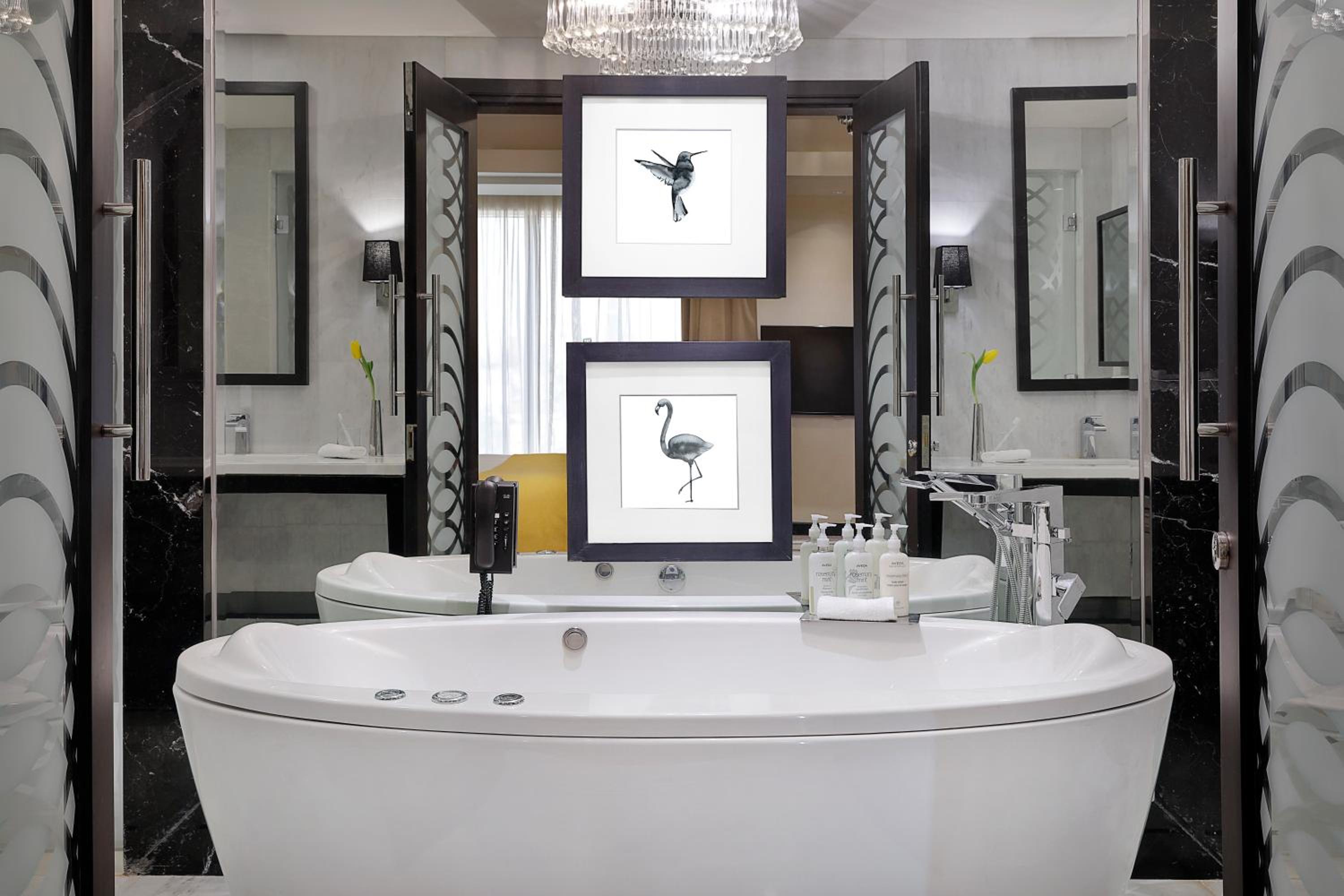 جناح ملكي بسرير كينج وسريرين كينج بغرفتي نوم، فوكو الرياض(voco Riyadh by IHG) 7/10