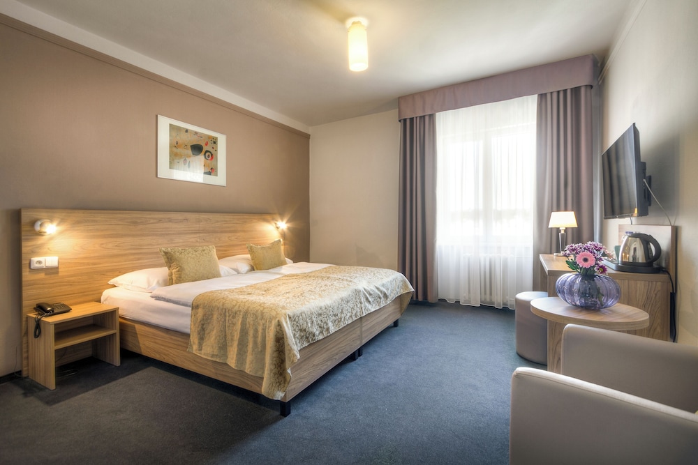 SUPERIOR, DOUBLE OR TWIN BED